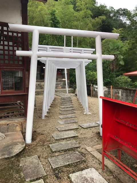 白い鳥居 備中成羽 最上稲荷 松王山 本光寺 日蓮宗 寺院ページ